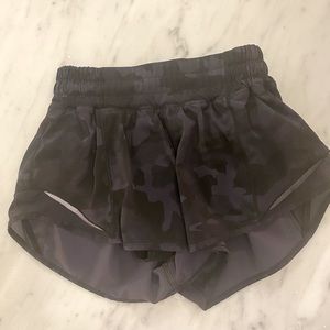 Lululemon Hotty Hot 2.5 shorts size 2 Deep coal multi/black camo low rise